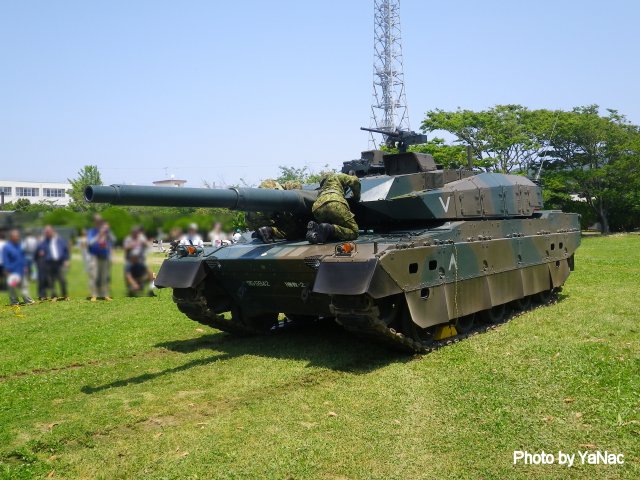20120527 撮影：W90「10式戦車(前から)」